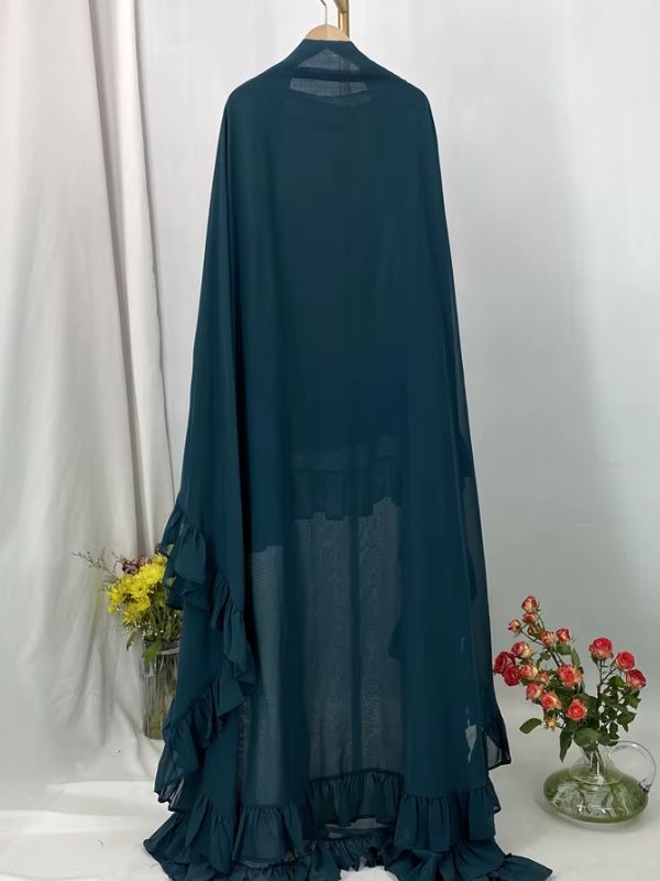 Khimar long à volants étagés vert canard, vue de dos, tombé long et ourlet à volants
