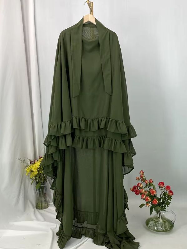 Khimar long à volants étagés vert olive présenté sur cintre, vue de face avec deux lanières au col