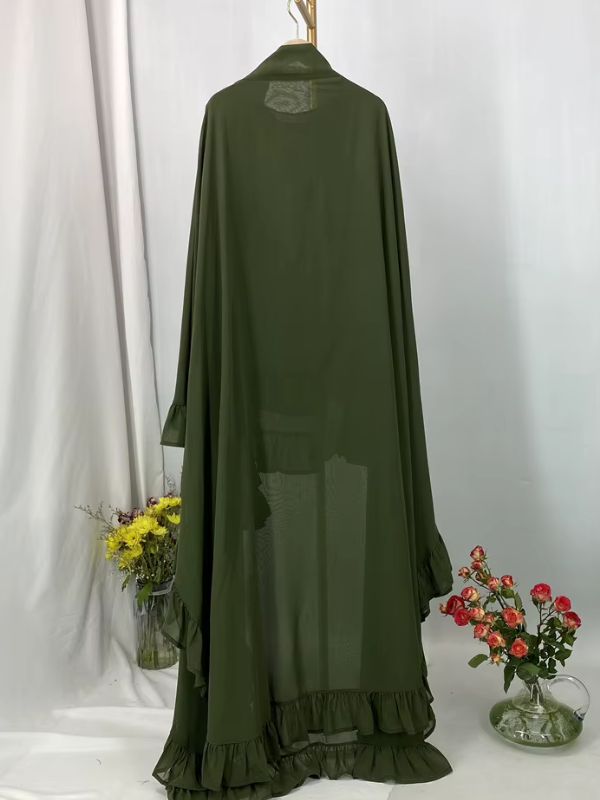 Khimar long à volants étagés vert olive, vue de dos, tombé long et ourlet à volants