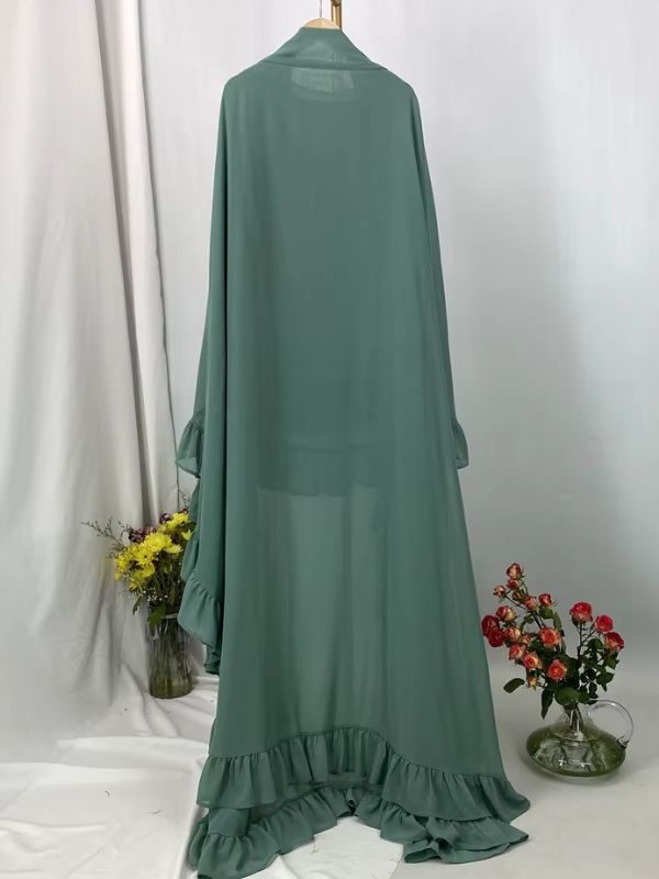Khimar long à volants étagés vert sauge, vue de dos, tombé long et ourlet à volants