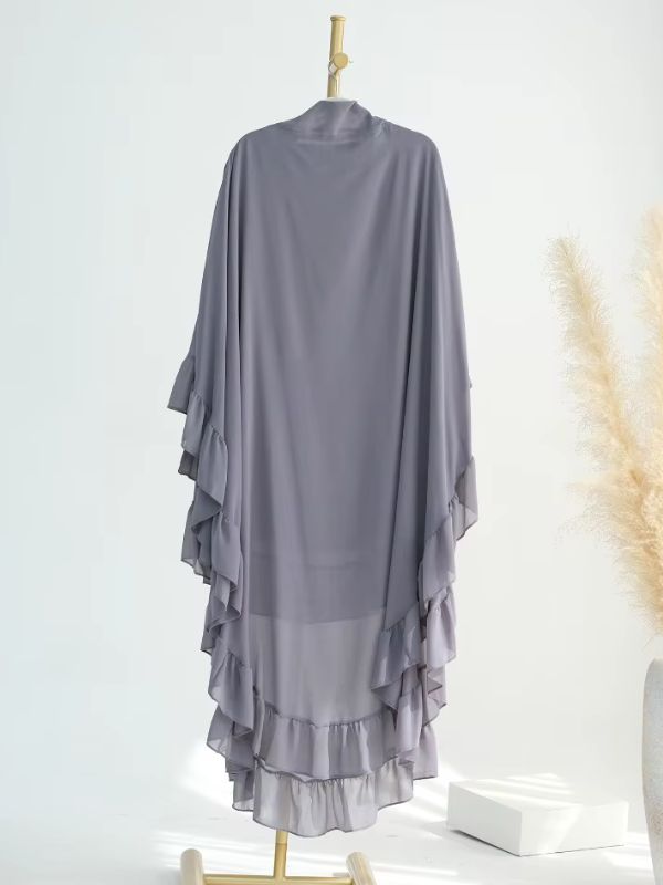 Khimar long à volants gris ardoise d'une seule pièce, vue de dos sur un présentoir