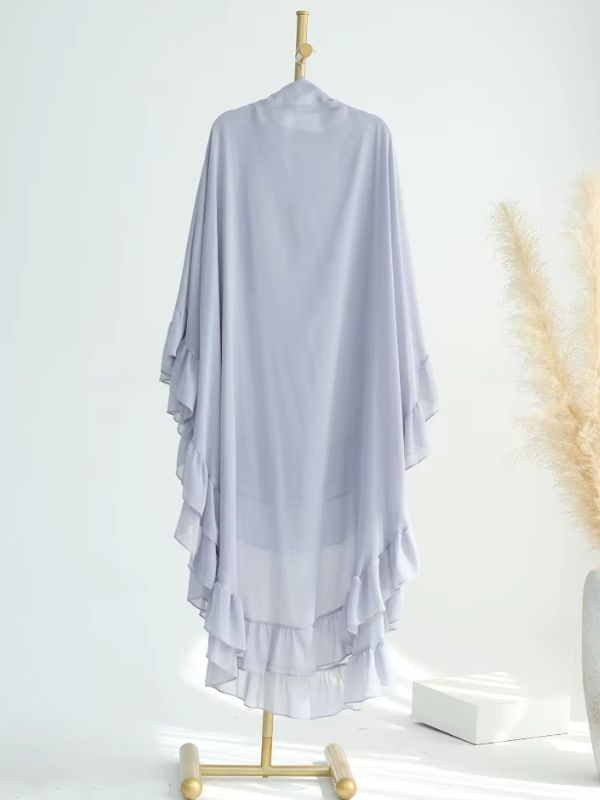 Khimar long à volants gris perle d'une seule pièce, vue de dos sur un présentoir