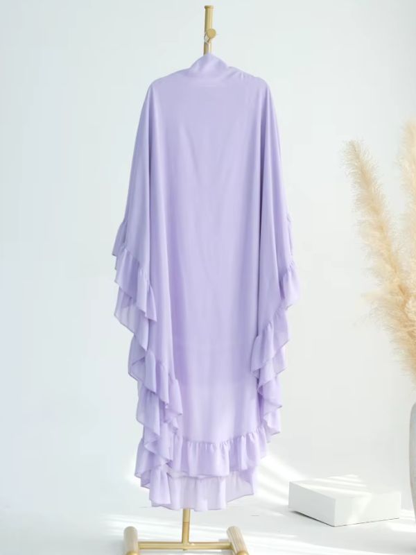 Khimar long à volants lilas d'une seule pièce, vue de dos sur un présentoir