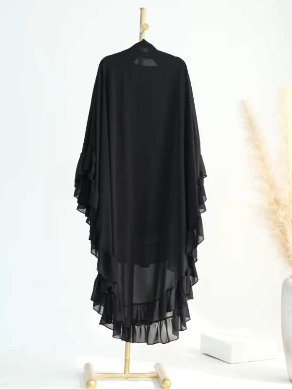 Khimar long à volants noir d'une seule pièce, vue de dos sur un présentoir