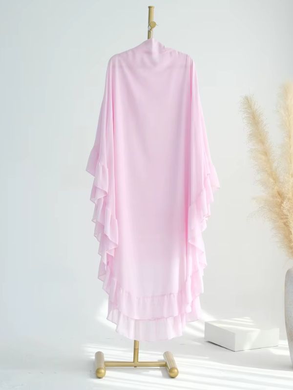 Khimar long à volants rose pâle d'une seule pièce, vue de dos sur un présentoir