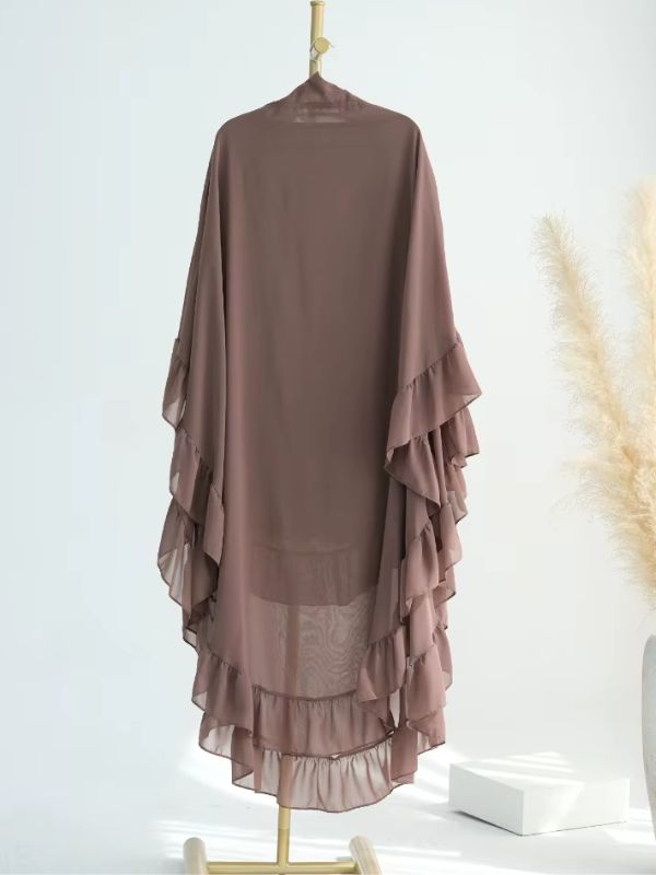 Khimar long à volants taupe d'une seule pièce, vue de dos sur un présentoir