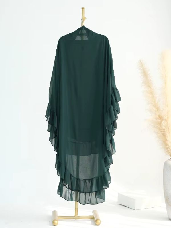 Khimar long à volants vert foncé d'une seule pièce, vue de dos sur un présentoir