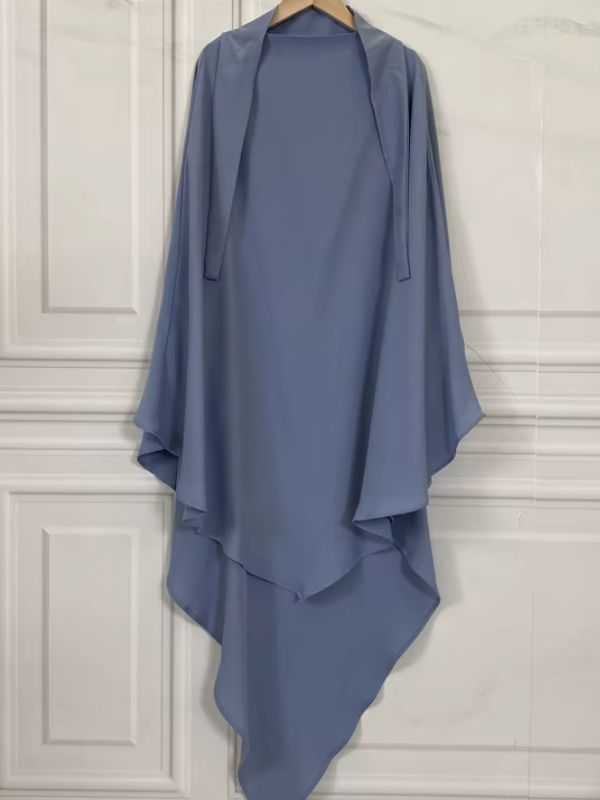 Ensemble deux voiles bleu gris suspendu sur cintre