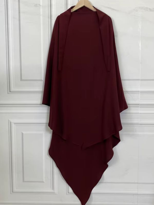 Khimar long bordeaux à deux voiles superposés et jupe asymétrique assortie