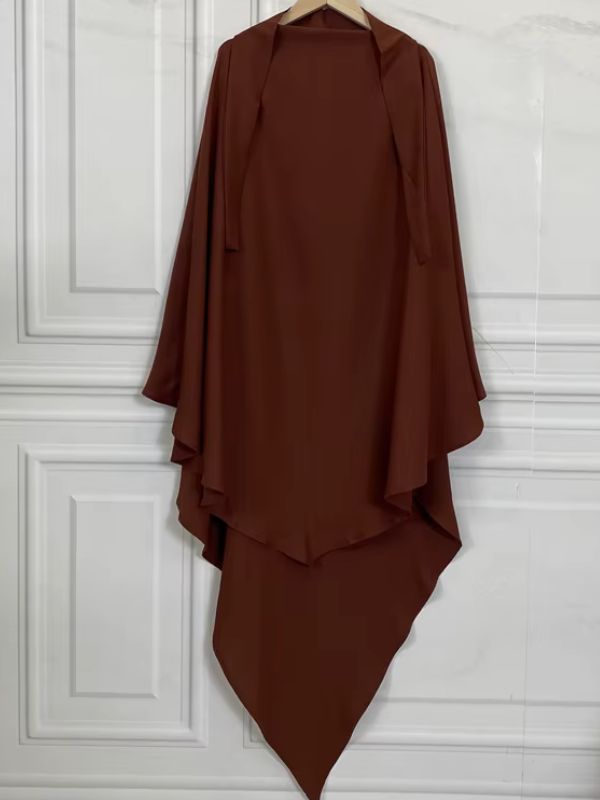 Khimar brun chocolat accrochée, jeu de plis et pointe asymétrique en bas de jupe