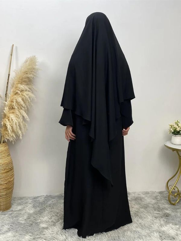 Femme vue de dos portant un khimar noir