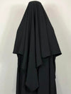 Une femme porte un khimar noir