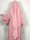 Femme qui porte un khimar rose