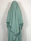 Une femme à l&#39;allure gracieuse porte un khimar vert clair