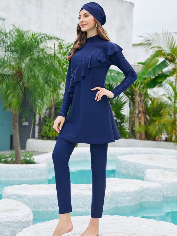 Femme en maillot de bain de burkini bleu marine