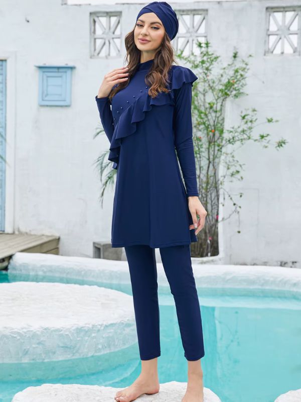 Femme en maillot de bain de burkini bleu marine