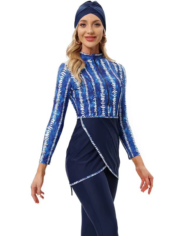 Vue complète d’un burkini élégant bleu marine et blanc porté par une femme
