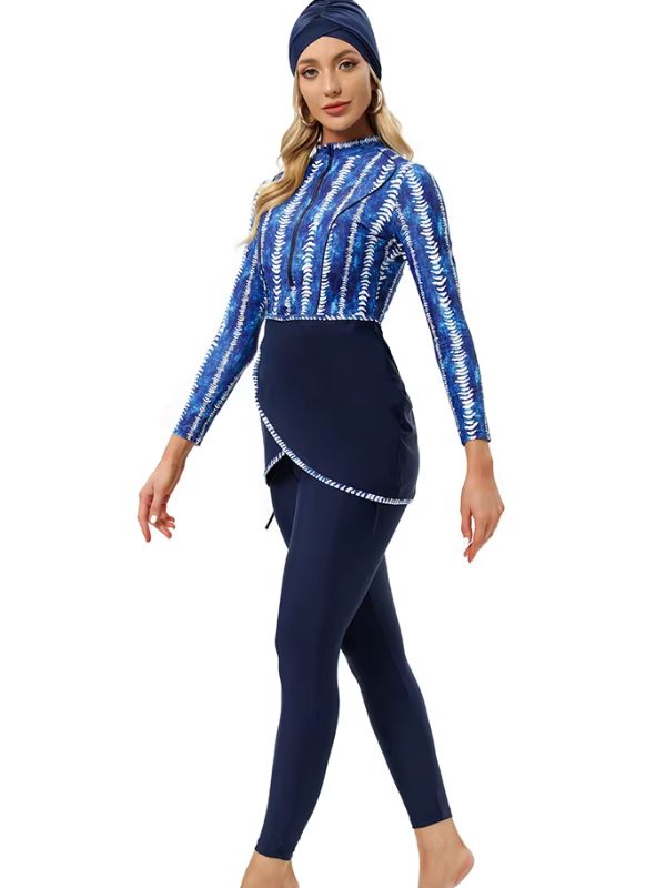 Femme en burkini bleu marine à motifs avec turban assorti