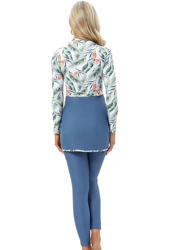 Vue arrière d’un burkini bleu avec haut à motifs feuillages exotiques