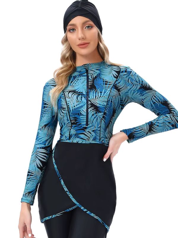 Femme portant un burkini tropical bleu et noir élégant