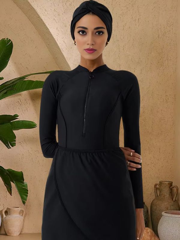 Une femme en burkini noire