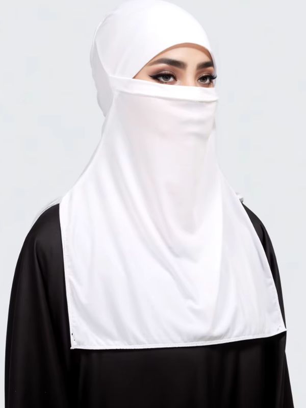 Niqab à capuche blanc Colombe de Médine porté de face sur une abaya noire, voile laissant les yeux dégagés et plastron droit sur la poitrine
