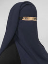 Vue latérale d&#39;un niqab en mousseline de soie bleu marine