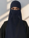 Femme portant un niqab de couleur bleu nuit