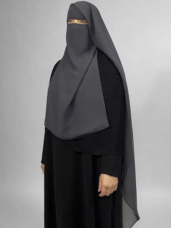 Vue de profil d'un femme en niqab en mousseline de soie gris foncé