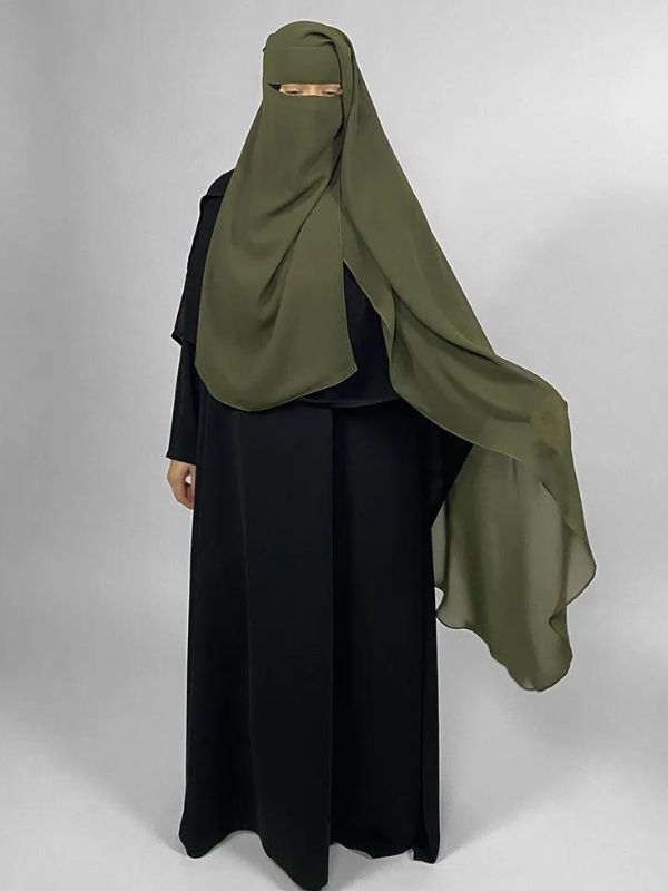 Femme en niqab kaki