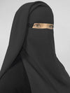 Vue de profil d&#39;un niqab en mousseline de soie couleur noire