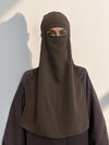 Vue de face d&#39;un niqab en mousseline de soie couleur noisette