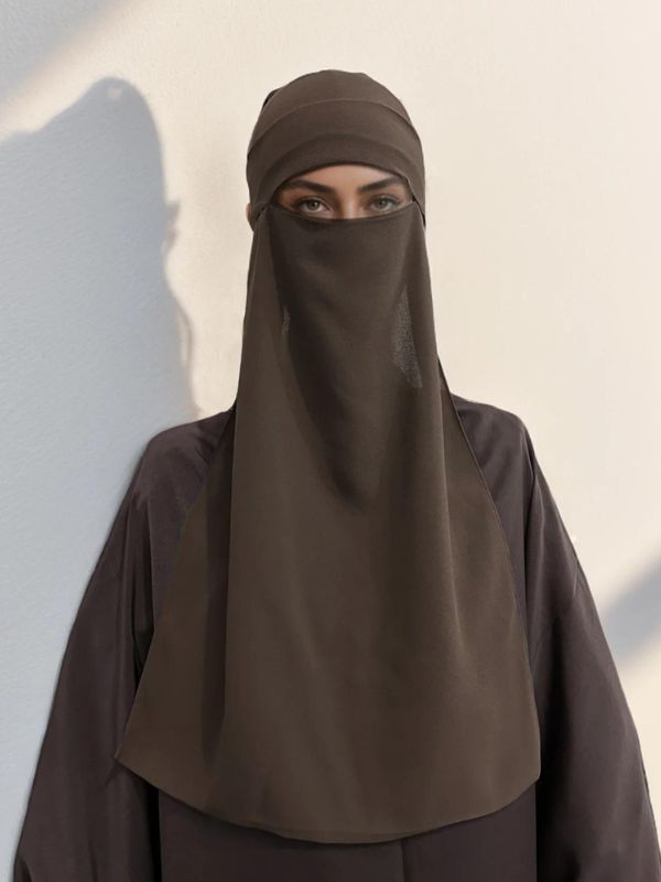 Vue de face d'un niqab en mousseline de soie couleur noisette