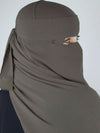 Femme qui porte un niqab taupe