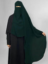 Vue de face d&#39;un niqab en mousseline de soie vert foncé