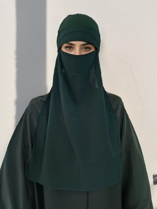 Vue de face d'un niqab en mousseline de soie vert foncé, couvrant le visage à l'exception des yeux