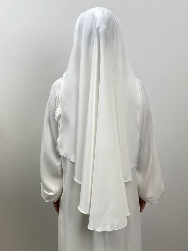 Niqab blanc Neige d'Ifrane vu de dos, voile fluide aux bords arrondis couvrant la tête et les épaules