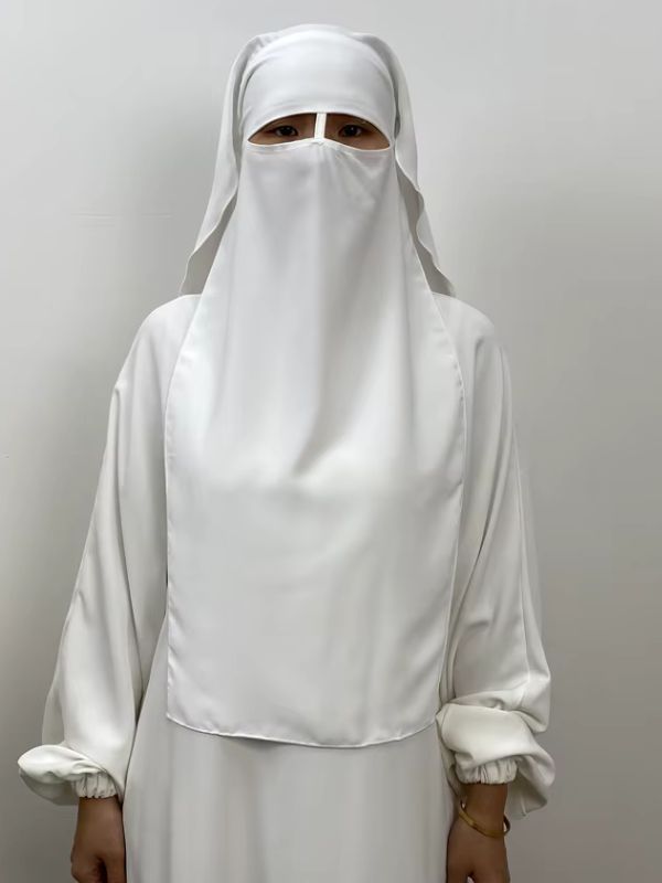 Niqab long blanc Neige d'Ifrane porté de face, bandeau frontal, fine attache au niveau du nez et voile jusqu'à la poitrine
