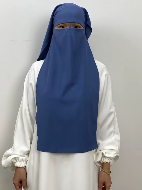 Niqab long en nida bleu jean Azur de Chefchaouen porté de face, attache au nez et voile rectangulaire