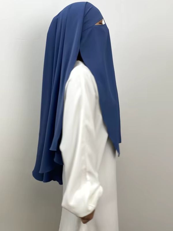 Niqab bleu jean Azur de Chefchaouen vu de profil, voile avant et pan arrière descendant dans le dos