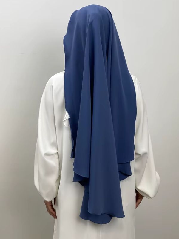 Niqab long bleu jean Azur de Chefchaouen vu de dos, pan arrière en plusieurs épaisseurs