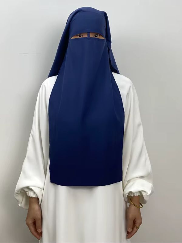 Niqab long en nida bleu marine Océan d'Essaouira porté de face, ouverture des yeux et long voile avant
