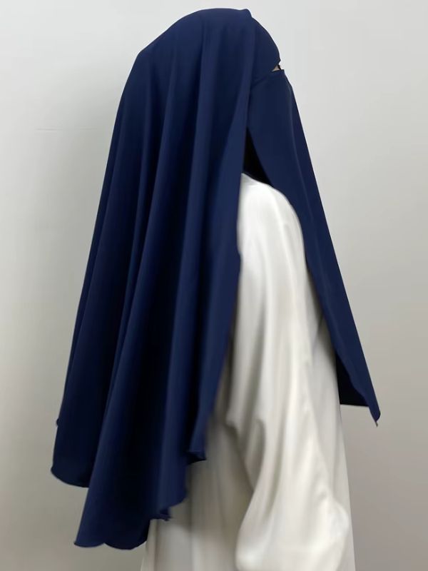 Niqab bleu marine Océan d'Essaouira vu de profil, pan arrière ample tombant jusqu'aux hanches