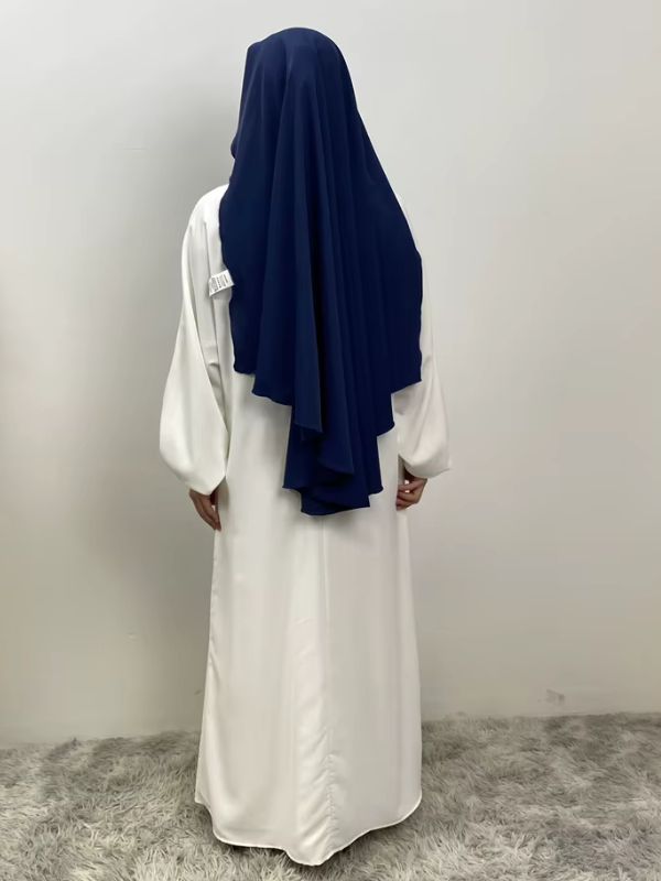 Niqab long bleu marine Océan d'Essaouira vu de dos en pied, porté sur une longue abaya blanche