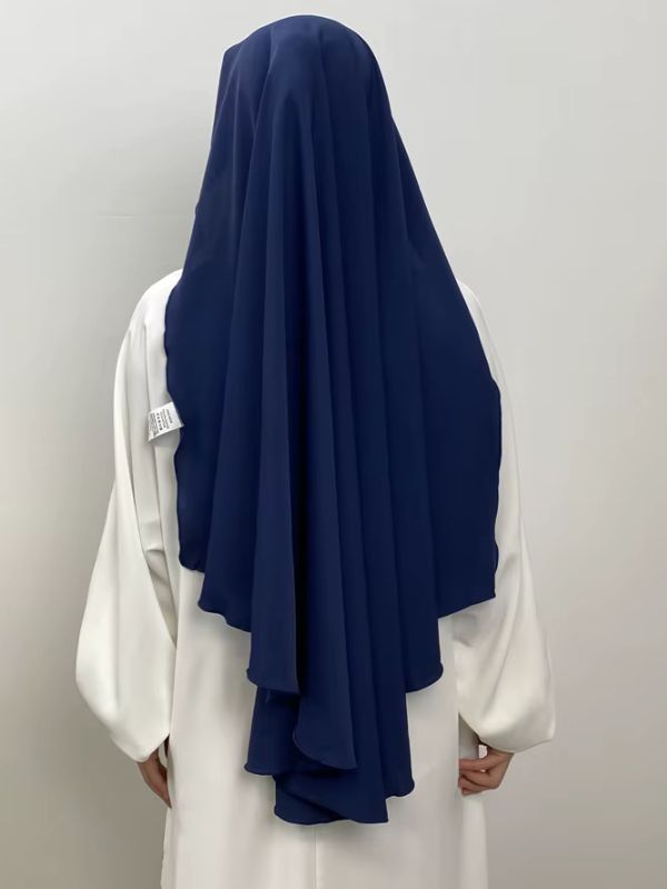 Niqab bleu marine Océan d'Essaouira vu de dos, pan arrière fluide couvrant la tête et le haut du corps