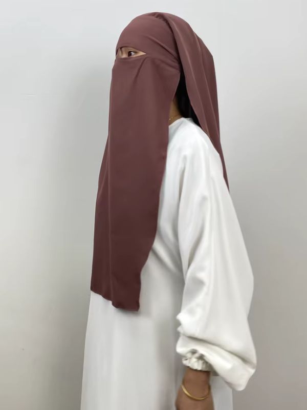 Niqab bois de rose Jardins de Grenade vu de profil, voile avant et pan arrière descendant dans le dos