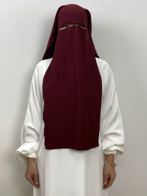 Niqab long en nida bordeaux Grenat de Fès porté de face, bandeau frontal et voile rectangulaire jusqu'au buste