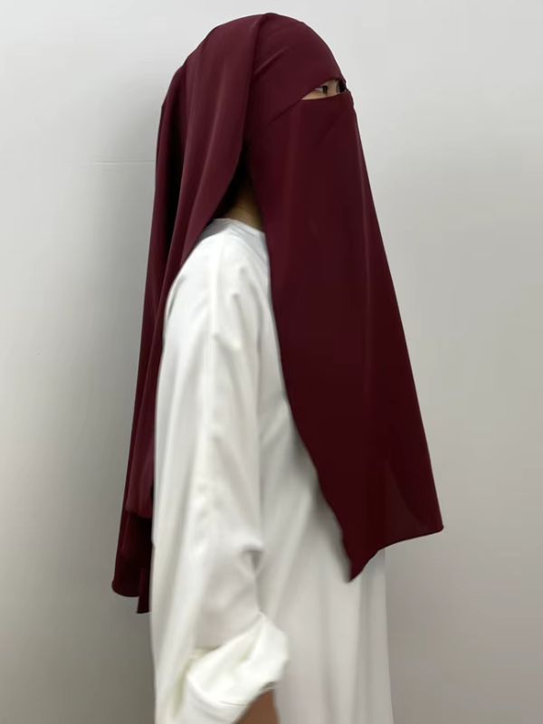 Niqab bordeaux Grenat de Fès vu de profil, voile avant et long pan arrière