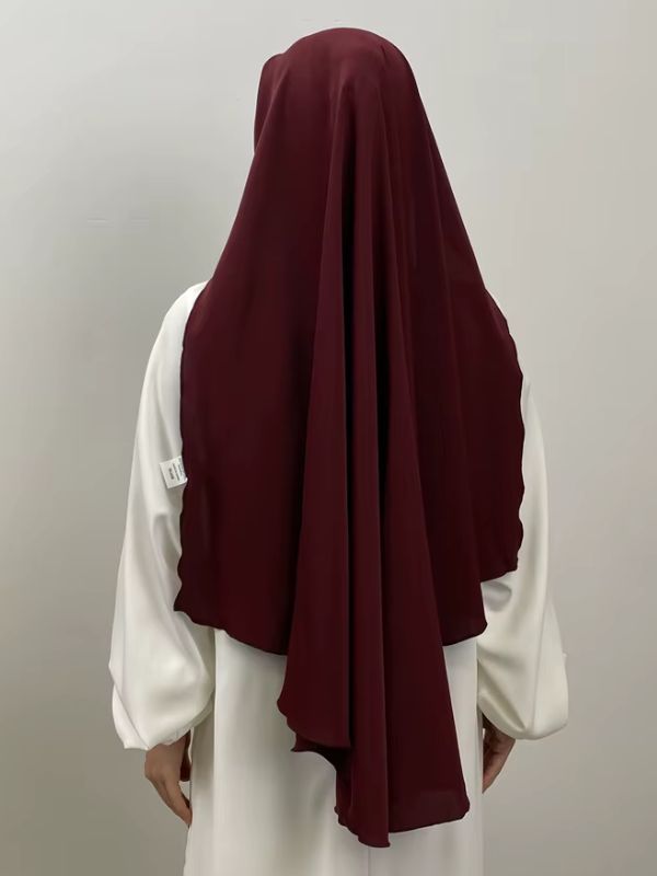 Niqab long bordeaux Grenat de Fès vu de dos, pan arrière fluide aux bords ondulés
