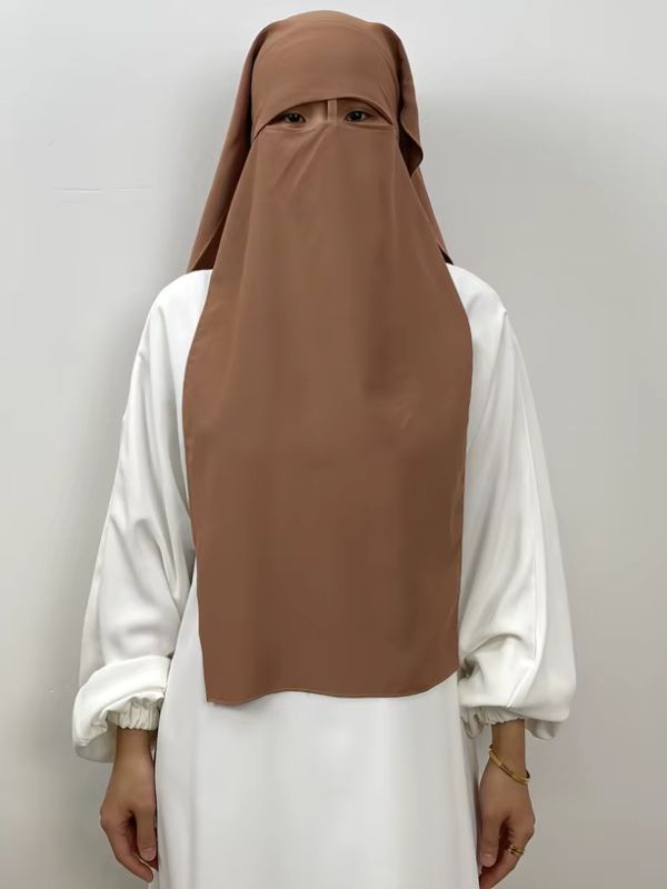 Niqab long en nida camel Ambre du Sahara porté de face, bandeau frontal et voile rectangulaire sur une abaya blanche